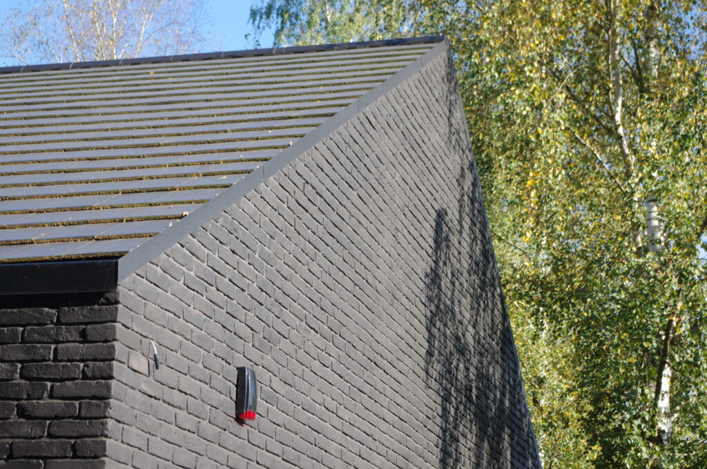 ściana szczytowa_płytka elewacyjna_czarna elewacja_dom własny_oppe studio