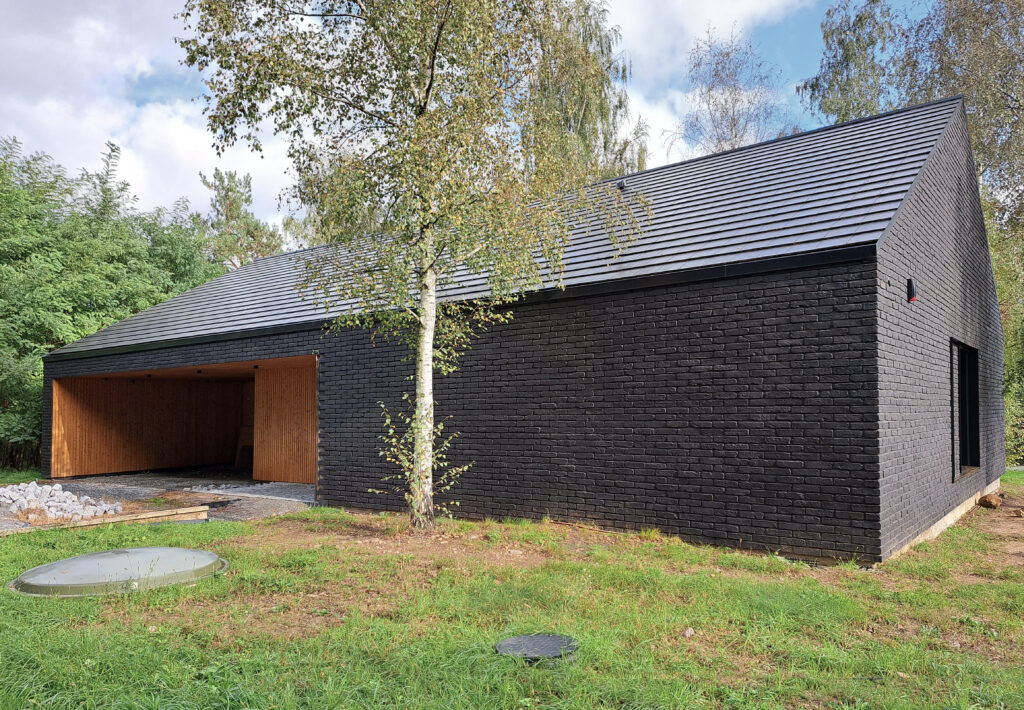 czarna elewacja_płytki elewacyjne_front_dom własny_oppe studio