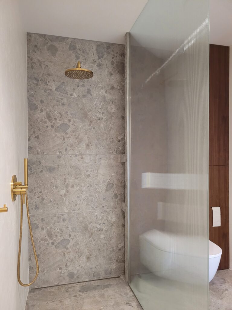 płyrsznic_łazienka_szyba ryflowana_dom własny_oppe studio